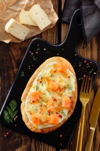 Pizza Naan au Chevrotin AOP et au saumon