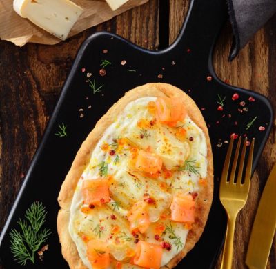 Pizza Naan au Chevrotin AOP et au saumon