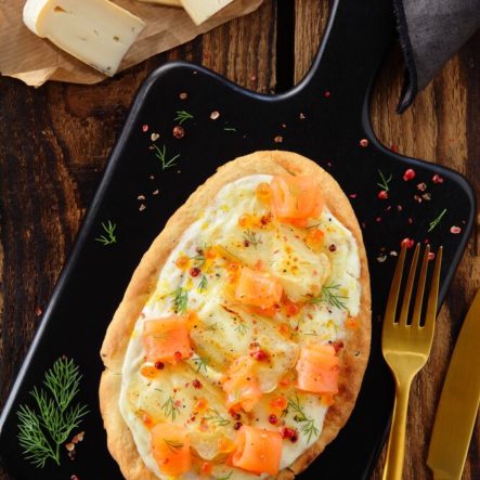 Pizza Naan au Chevrotin AOP et au saumon