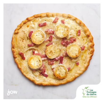 Flammekueche ou tarte flambée au chèvre miel, ses oignons et petits lardons
