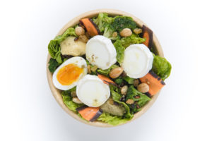 Bowl de légumes et buchette de chèvre affinée