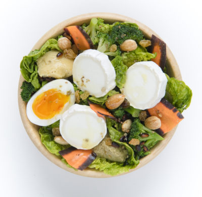 Bowl de légumes et buchette de chèvre affinée