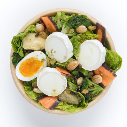 Bowl de légumes et buchette de chèvre affinée