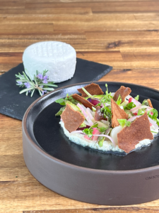 Entrée de Labneh de chèvre frais, salade de légumes grillés et pickles, tuile de sarrasin