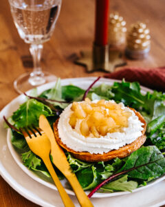 Pancake de patate douce, chantilly de chèvre frais et compotée de poires épicée