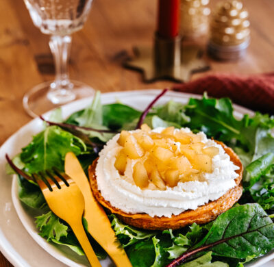 Pancake de patate douce, chantilly de chèvre frais et compotée de poires épicée