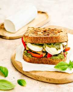 Crique monsieur aux légumes d'été, pesto et bûchette affinée