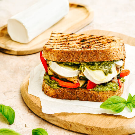 Crique monsieur aux légumes d'été, pesto et bûchette affinée