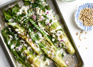 Salade romaine grillée et sauce au chèvre frais