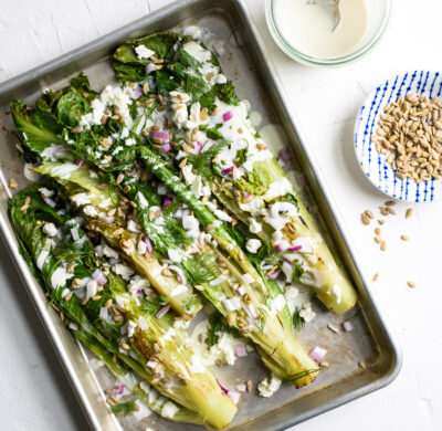 Salade romaine grillée et sauce au chèvre frais