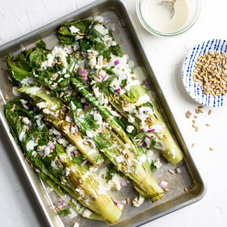 Salade romaine grillée et sauce au chèvre frais