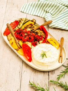 Chèvre-boîte rôti et ses légumes grillés