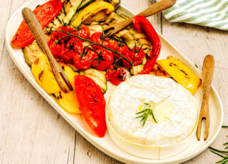 Chèvre-boîte rôti et ses légumes grillés