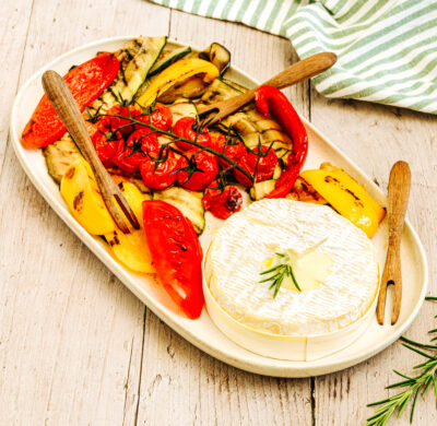 Chèvre-boîte rôti et ses légumes grillés