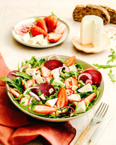 Salade rose de roquette, fraises, betteraves et Charolais AOP