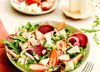 Salade rose de roquette, fraises, betteraves et Charolais AOP