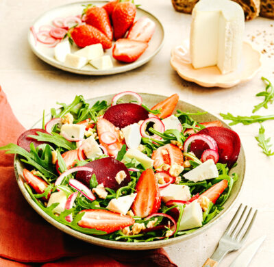 Salade rose de roquette, fraises, betteraves et Charolais AOP