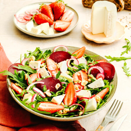 Salade rose de roquette, fraises, betteraves et Charolais AOP