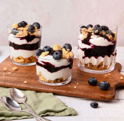 Verrines de chantilly au chèvre, coulis de myrtilles et crumble.